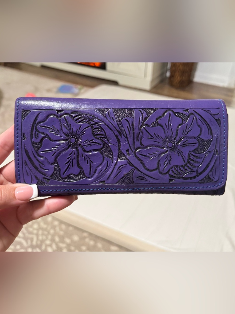 Qùe Chula Purple Floral Tooled Leather Women's Wallet
